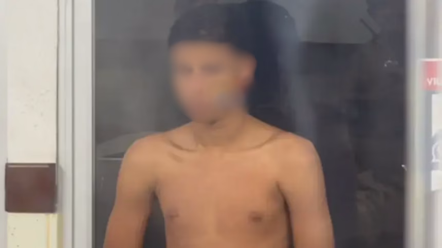 homem sem camisa preso em delegacia