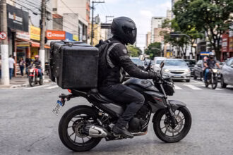 Polícia prende grupo que vendia drogas e armas por delivery