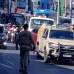 Policiais e viaturas bloqueando via durante protesto