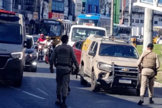 Policiais e viaturas bloqueando via durante protesto