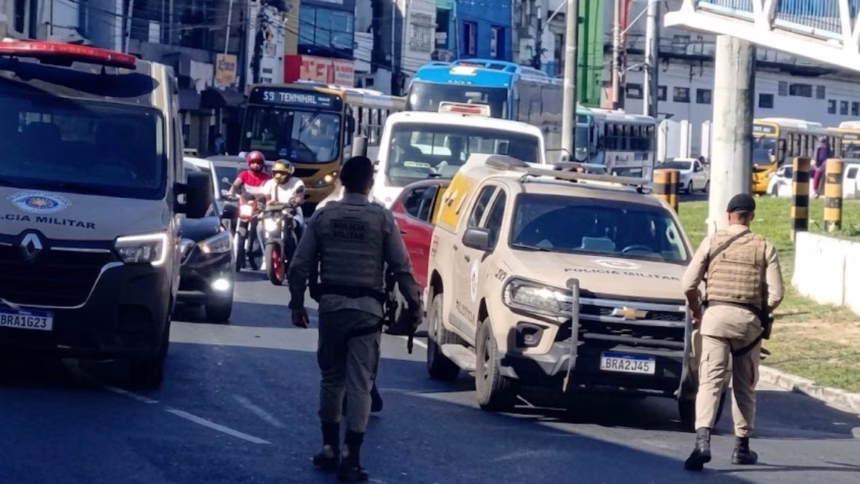 Policiais e viaturas bloqueando via durante protesto