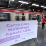 faixa informativa sobre o vagão lilás em plataforma de metrô.