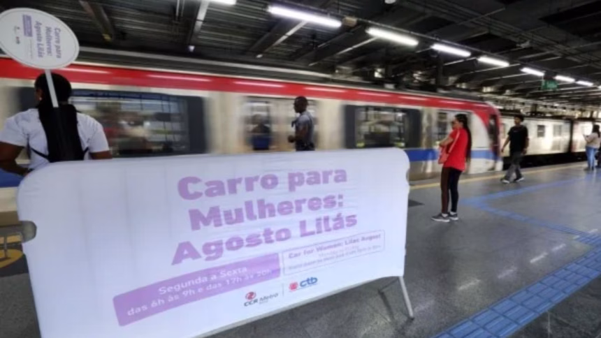 faixa informativa sobre o vagão lilás em plataforma de metrô.